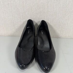 Trotters Women's Kari Pump/ Black Snake Size 11 Wide/ 2 inch heel